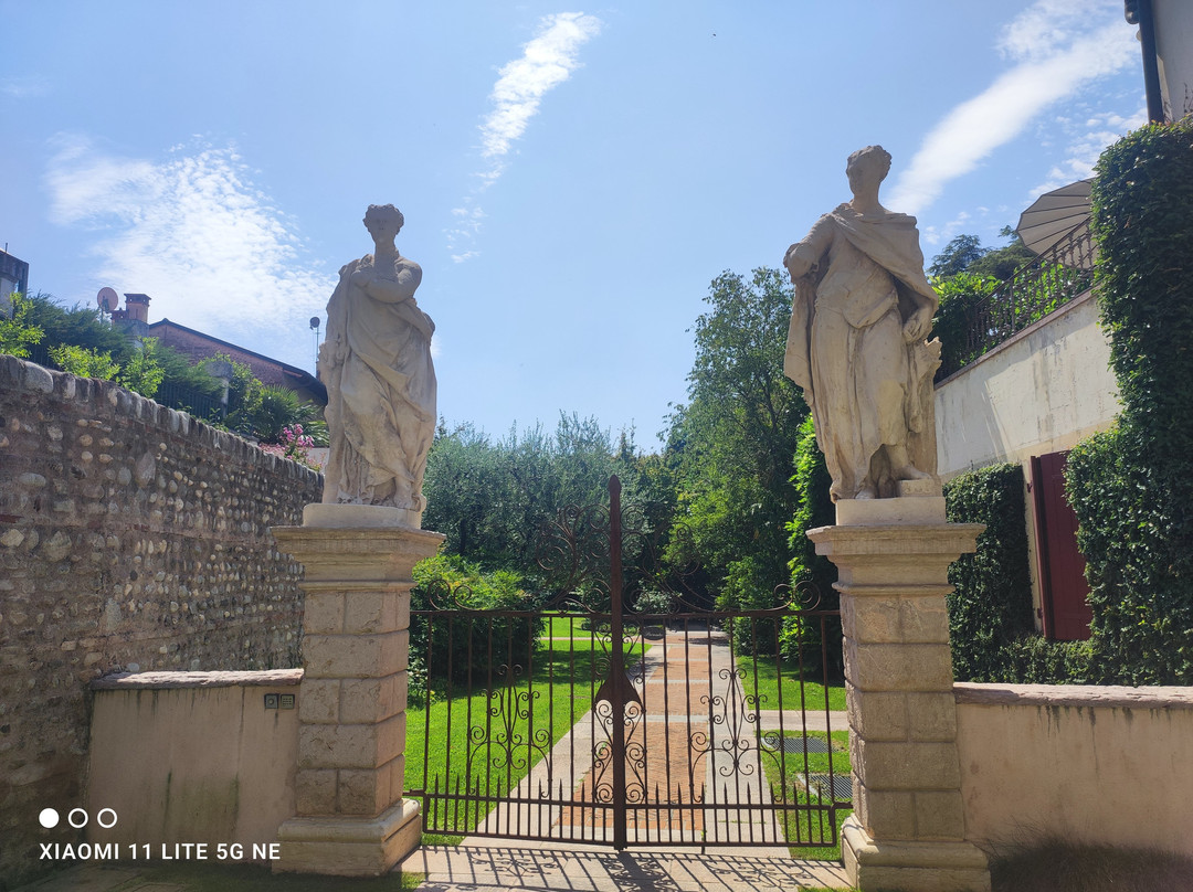 Libreria Palazzo Roberti-巴萨诺－德尔格拉帕必去景点