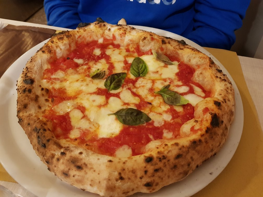 Casapulla餐馆和美食-La Famiglia