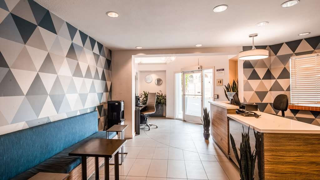 贝斯特韦斯特优质行政套房酒店主图