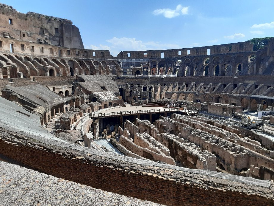 Skip the Line - Colosseum, Roman Forum, and Palatine Hill Tour景点图片