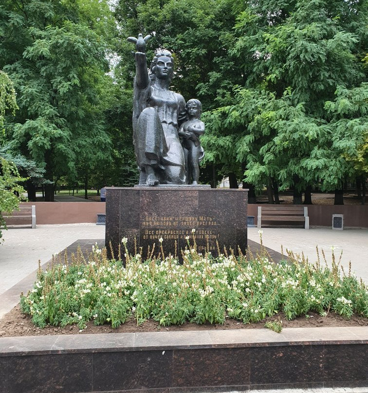 Sculpture Mother and Child景点图片
