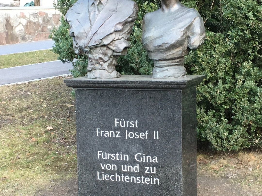 Monument to Franz Joseph II and Georgina von Wilczek景点图片