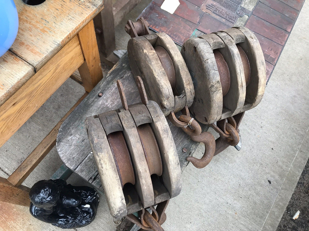 We Buy And Sell Antiques景点图片