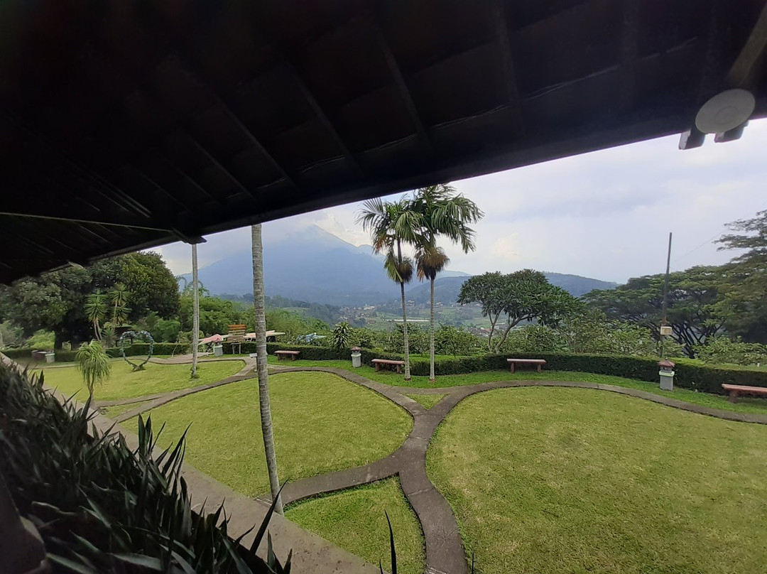 Grand Whiz Hotel Trawas Mojokerto主图