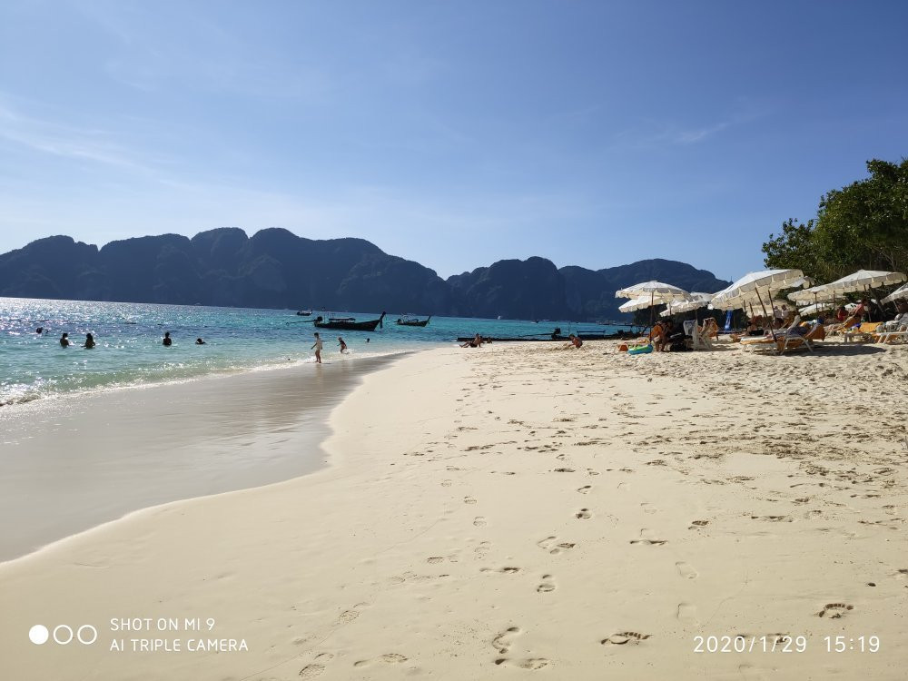 皮皮岛海滩度假酒店主图
