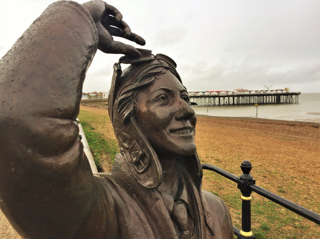 Amy Johnson Statue景点图片