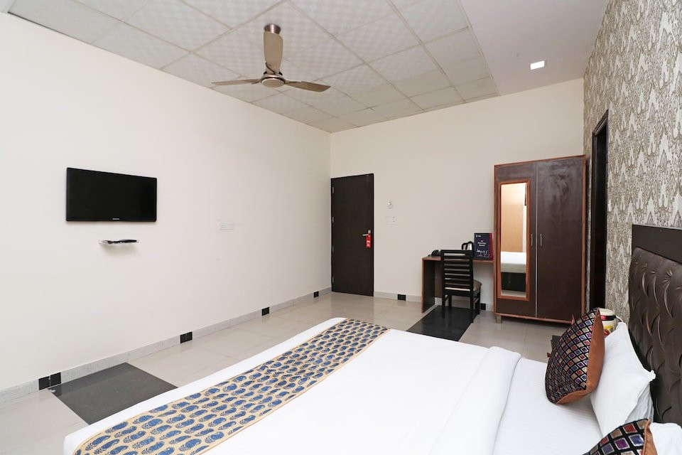 OYO 11717 Gold Star Suits主图