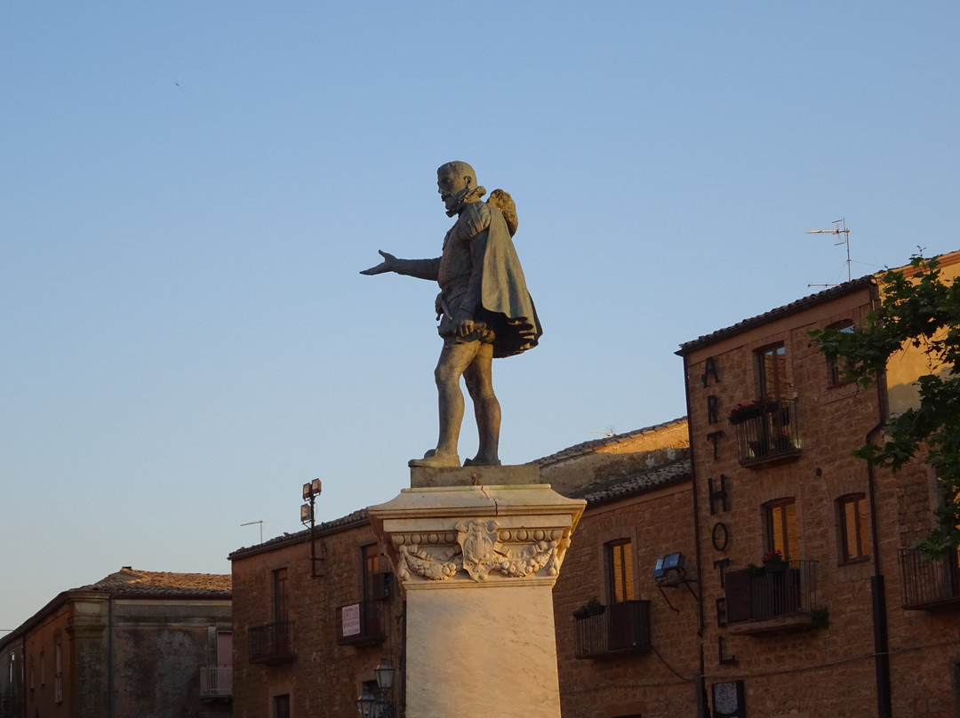 Monumento a Marco Trigona-皮亚扎－阿尔梅里纳必去景点