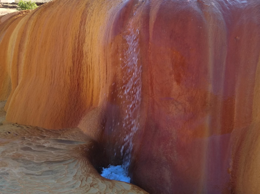 Geysers of Analavory景点图片