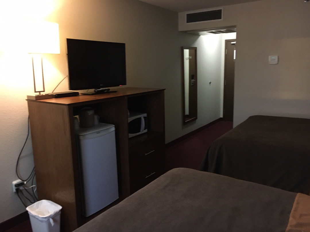 耶洛奈夫速8酒店主图