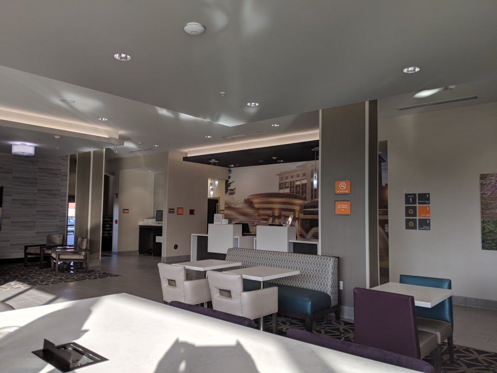 La Quinta Inn & Suites by Wyndham Terre Haute主图