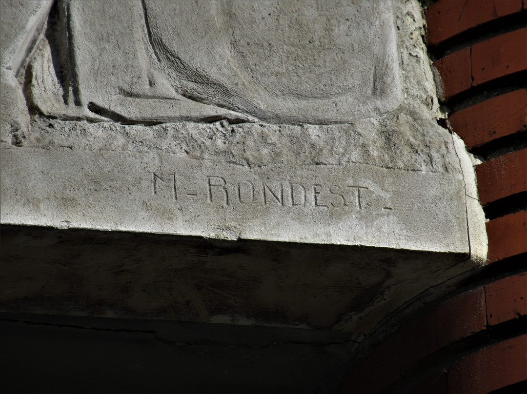 Bas-relief signalant l'entrée de l'école de filles-Romainville必去景点