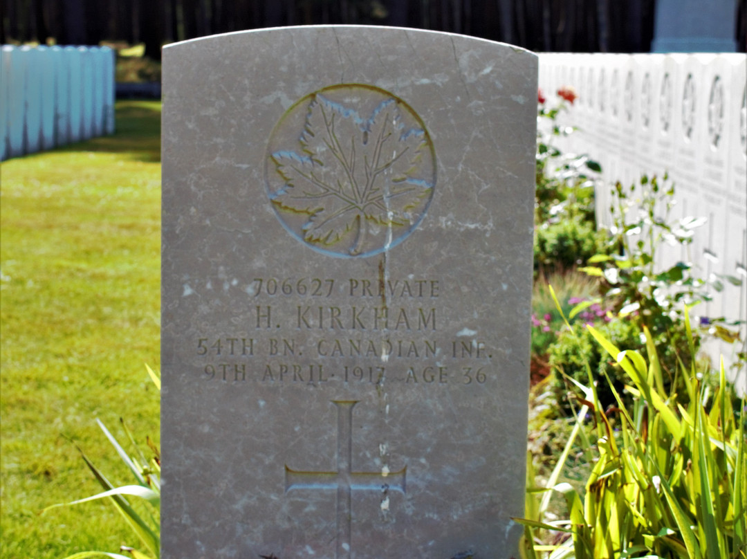 Givenchy Road Canadian Cemetery景点图片