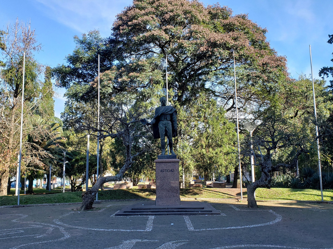 Plaza Artigas-Rivera必去景点