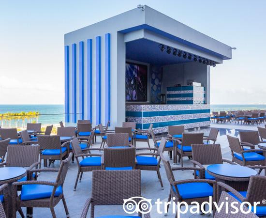 女人海滩悦宜湾奢享酒店主图