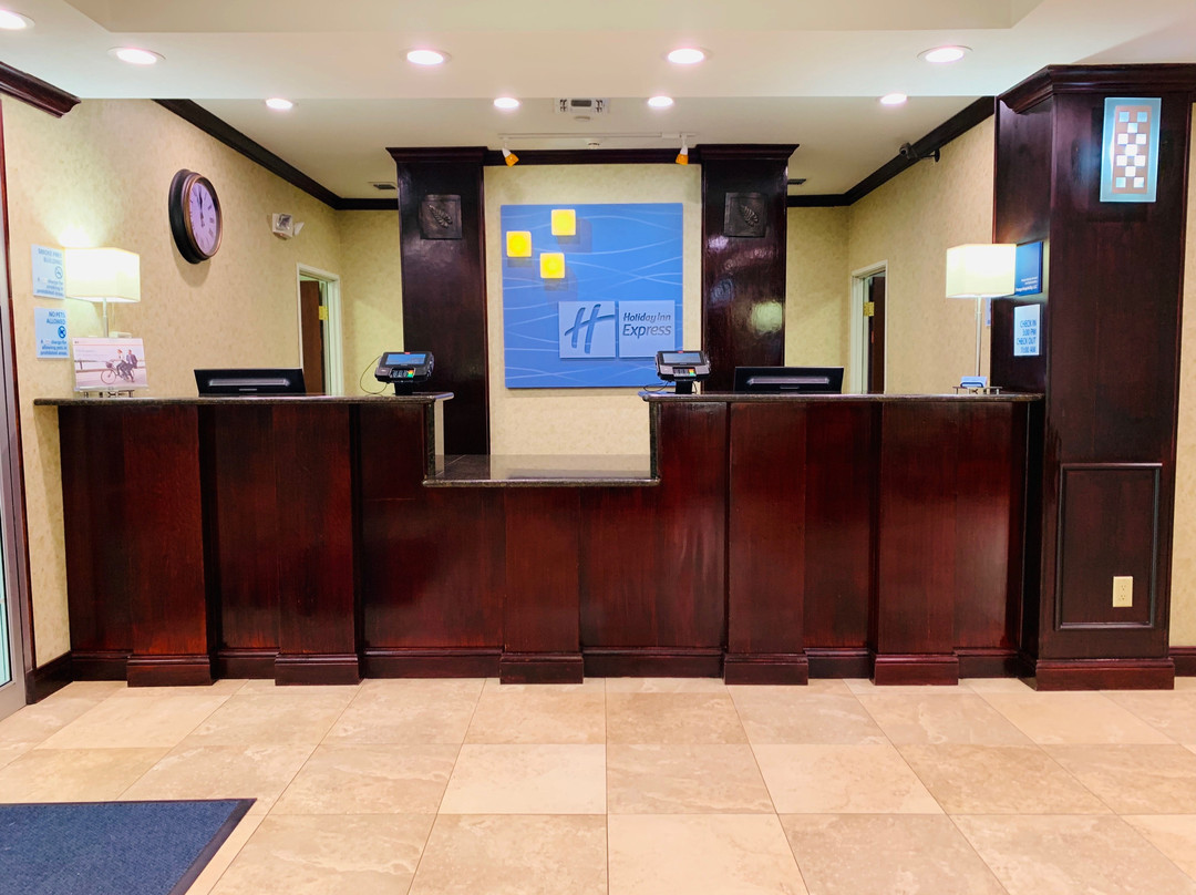 Canadian酒店住宿-潘帕快捷假日&套房酒店