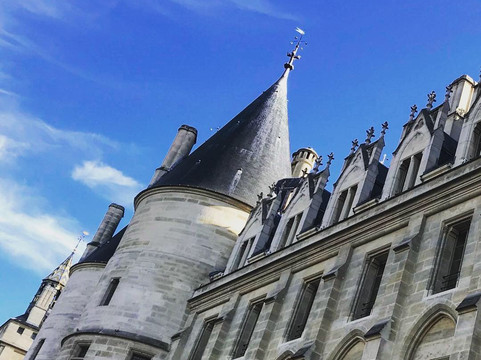 Women of Paris-巴黎必去景点