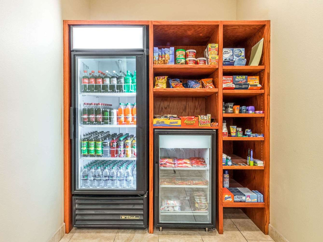 Ramada by Wyndham College Station主图