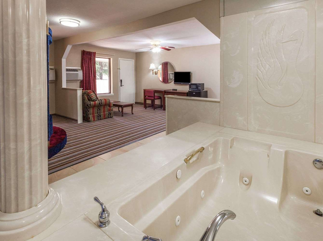 Super 8 by Wyndham Mt. Pleasant TX主图