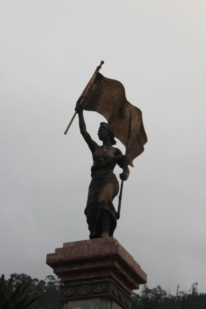 Parque 13 de Noviembre-Alausi必去景点