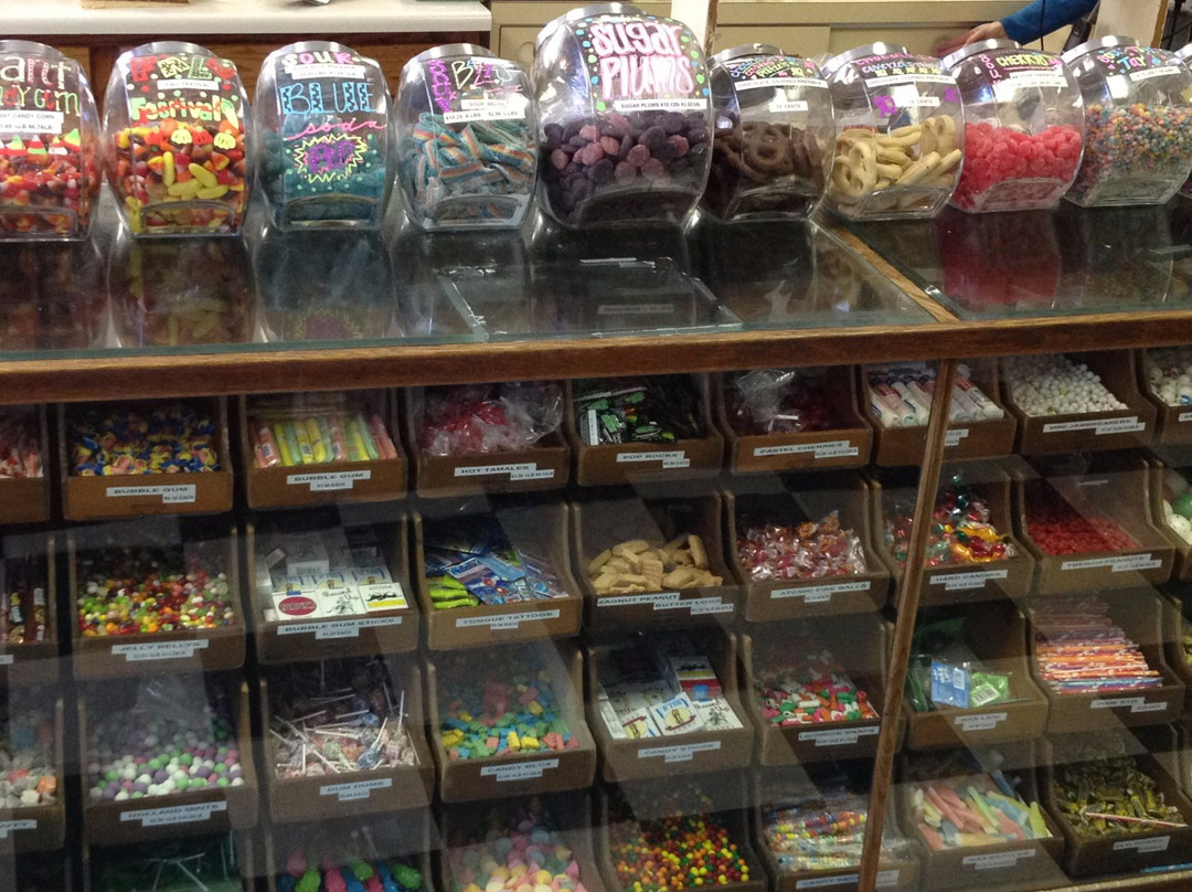 Main Street Galleria & The Upstairs Tearoom-Weston必去景点