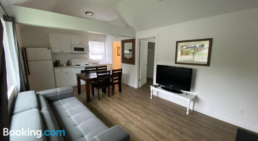 Harrison Lake Riverside Cottages