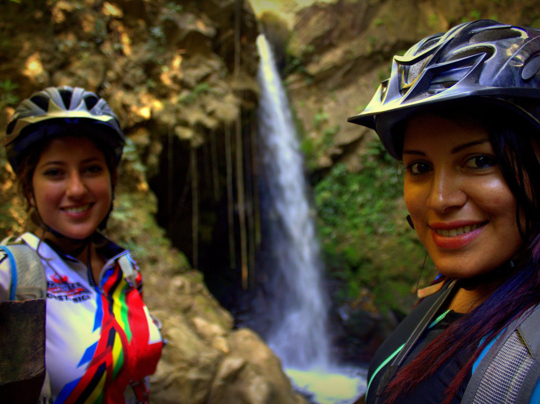 Adventure Tours Hacienda Guachipelin景点图片