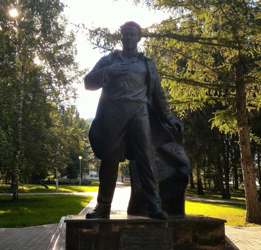 Staroye Baryatino旅游景点-Monument to A.K. Mubaryakov