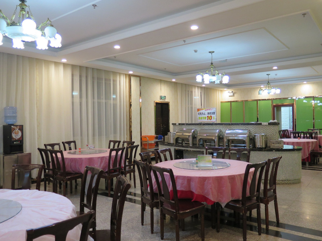 富蕴山河酒店主图