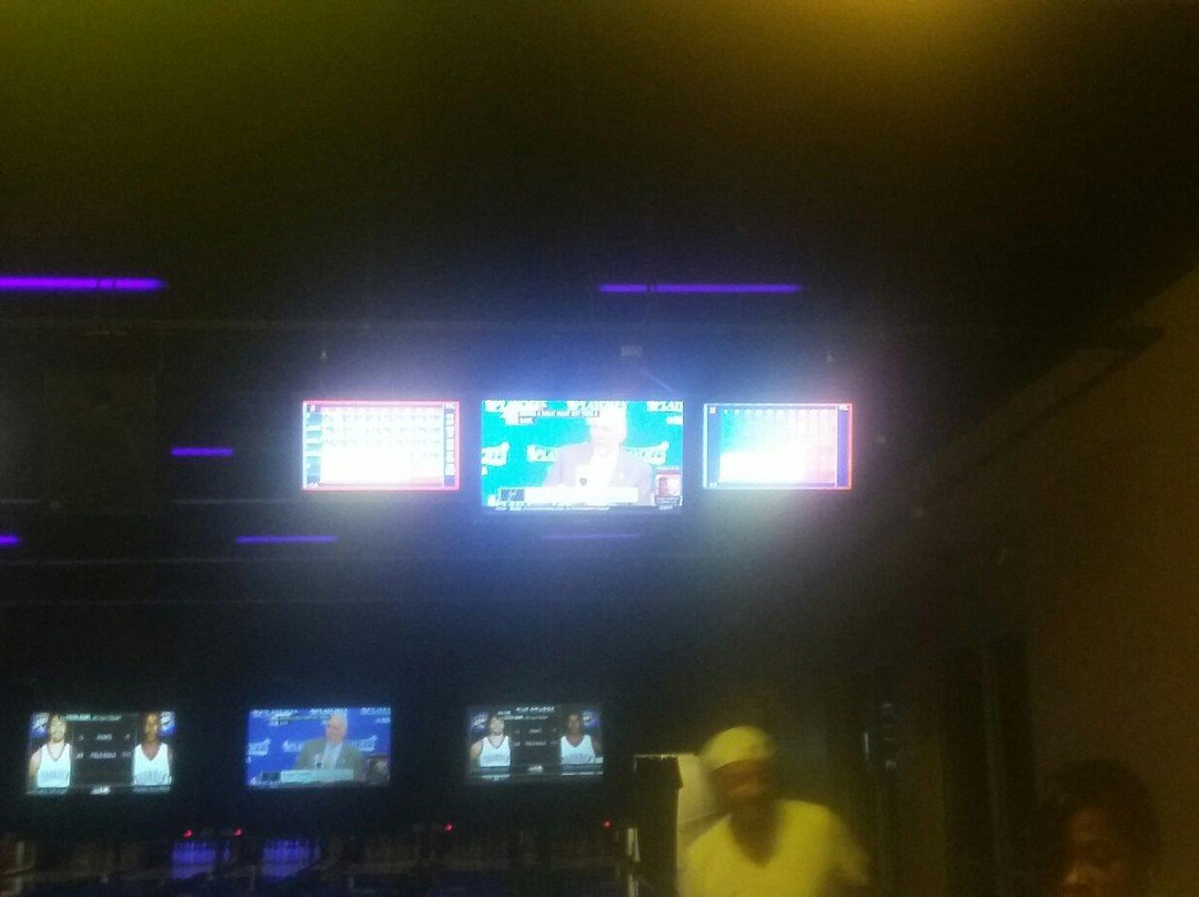 Stars and Strikes Family Entertainment Center-Dacula必去景点