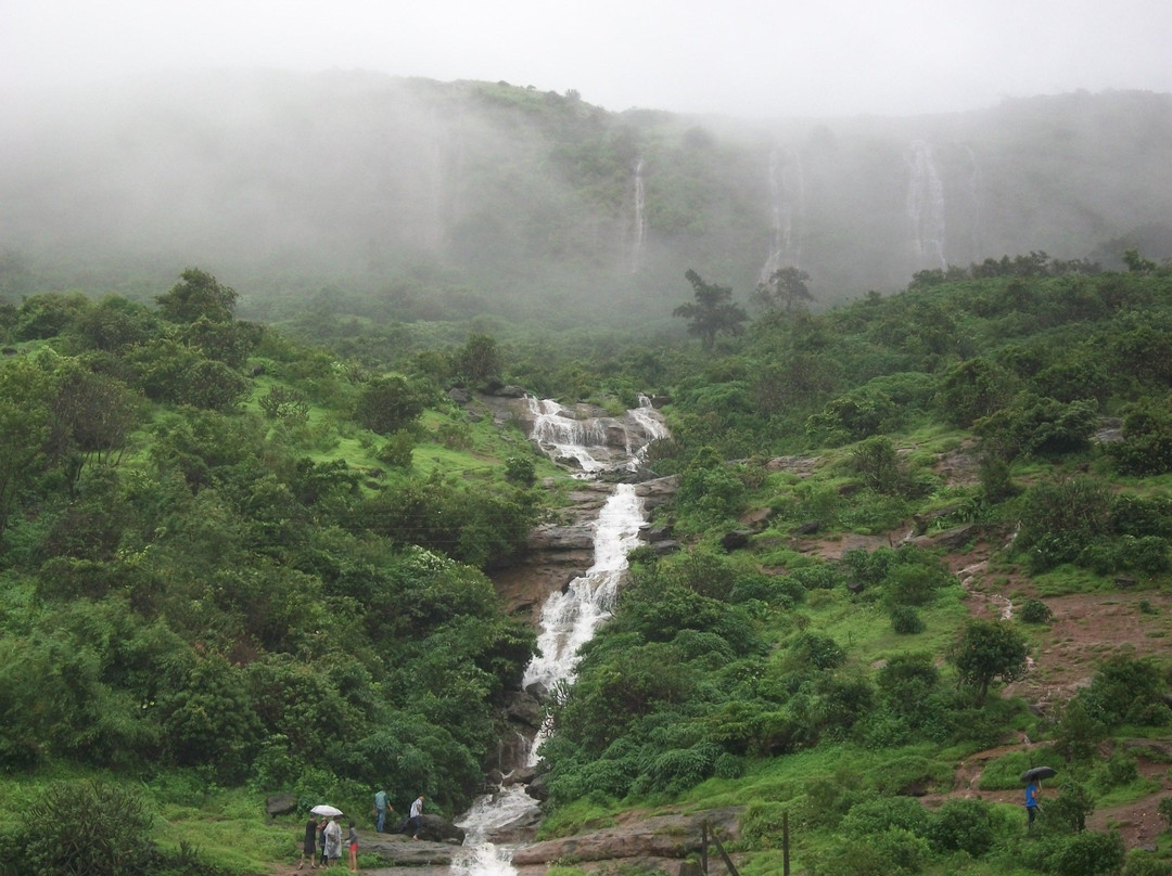 Kune Waterfalls景点图片