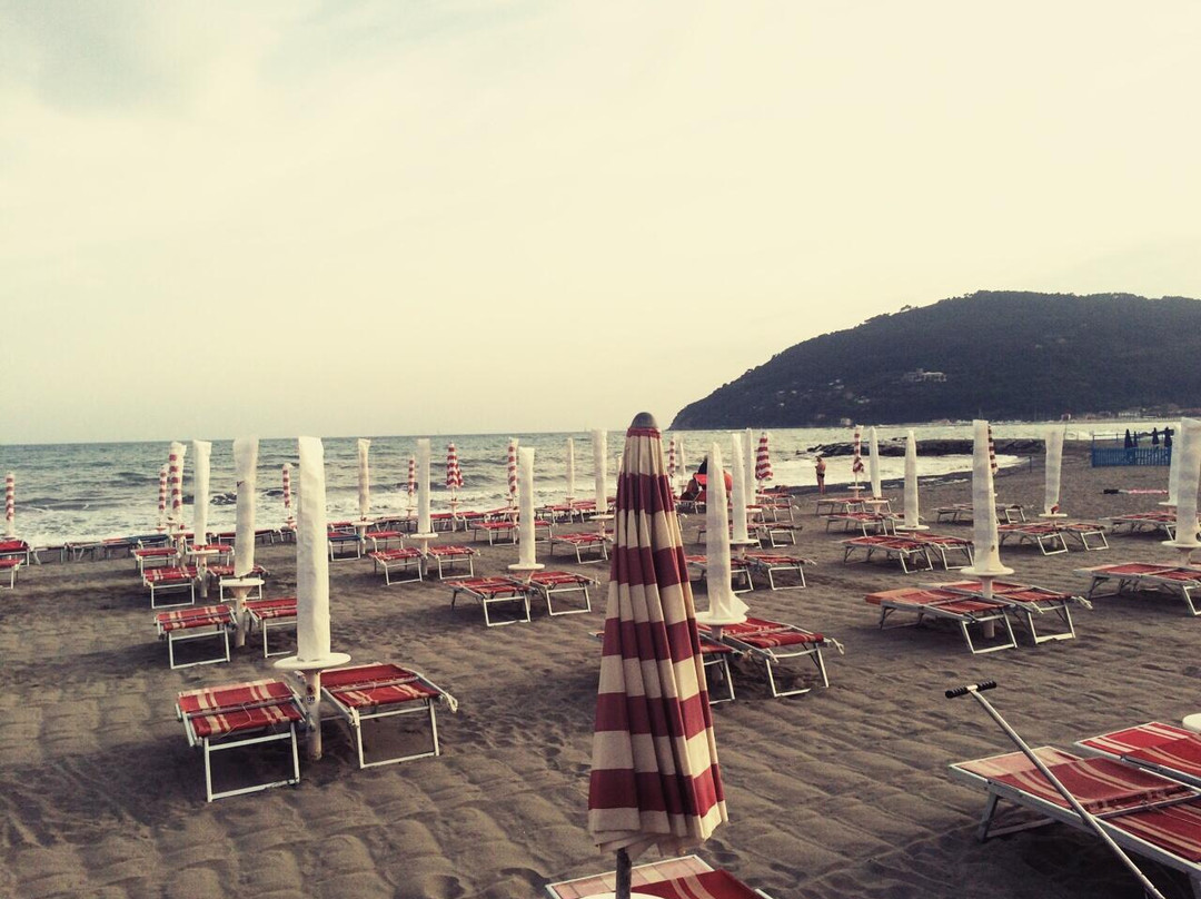 La Goletta Beach景点图片