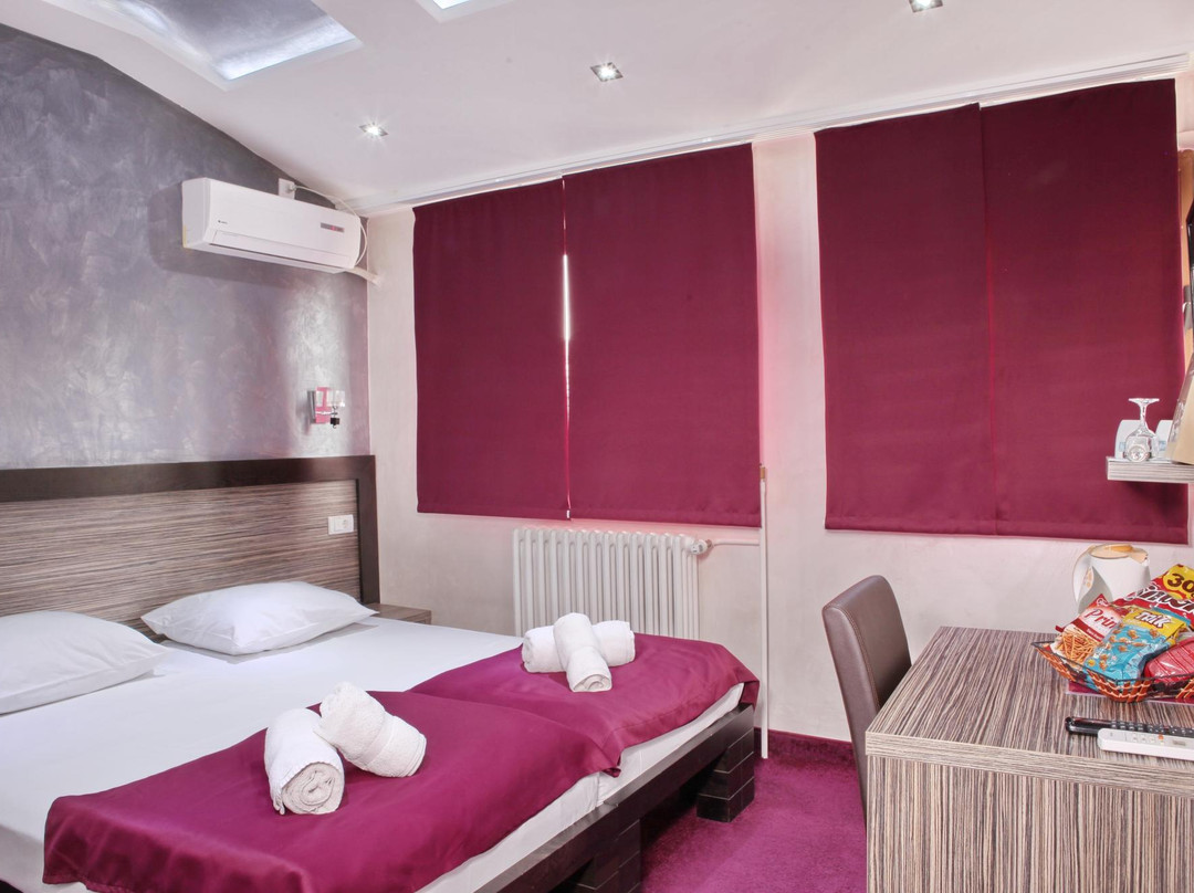 泽蒙酒店住宿-Garni Hotel Side One Design