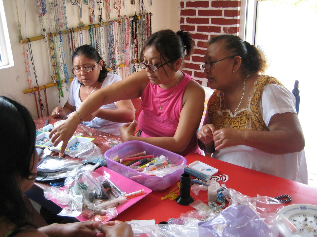 Women's Beading Cooperative-女人岛必去景点
