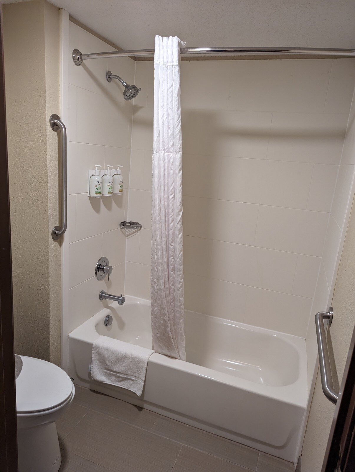 Wingate by Wyndham Grove City-浴室