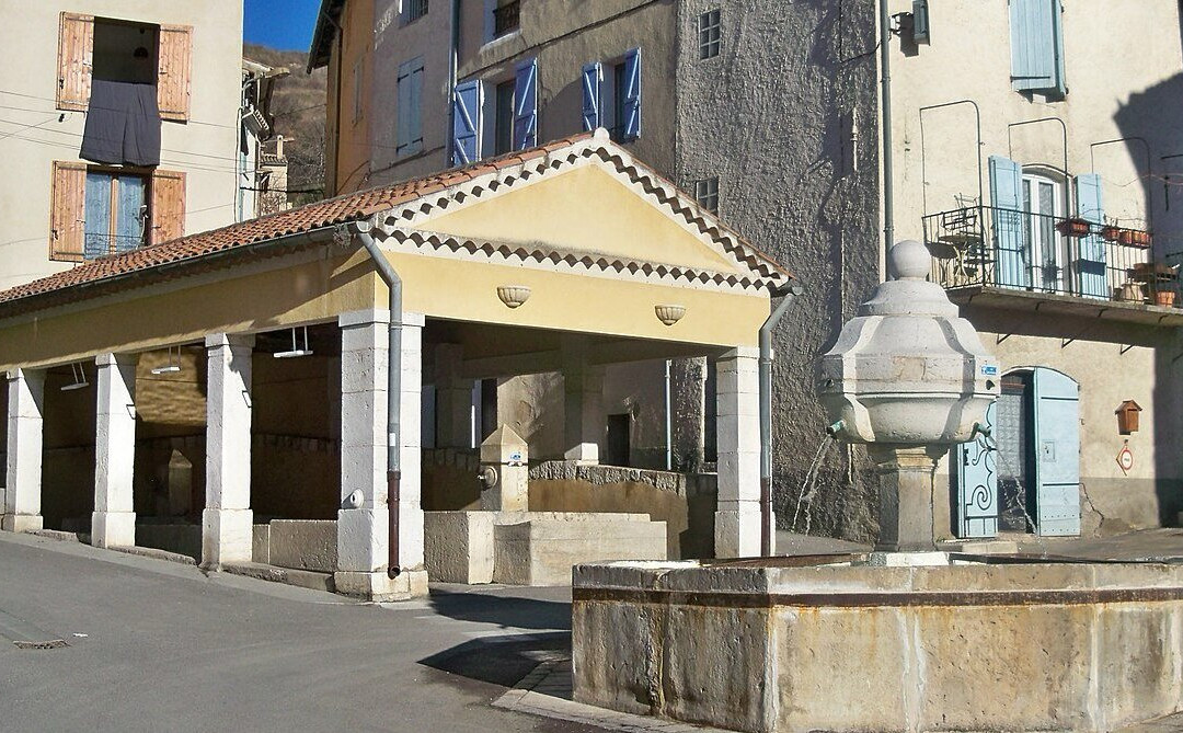 Lavoir Et Fontaine Benoite-Riez必去景点