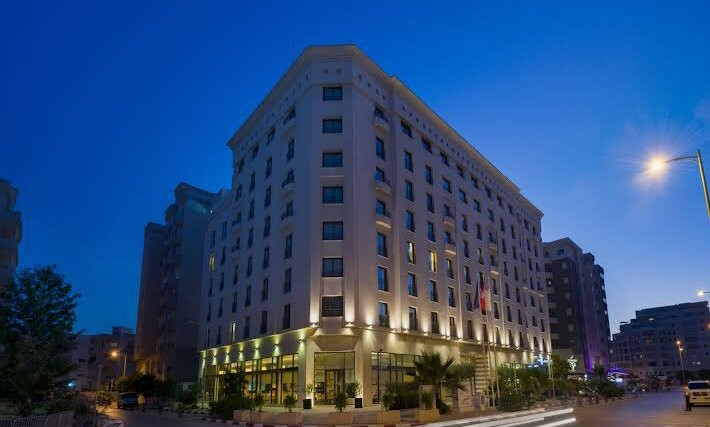 莱克里欧套房酒店主图