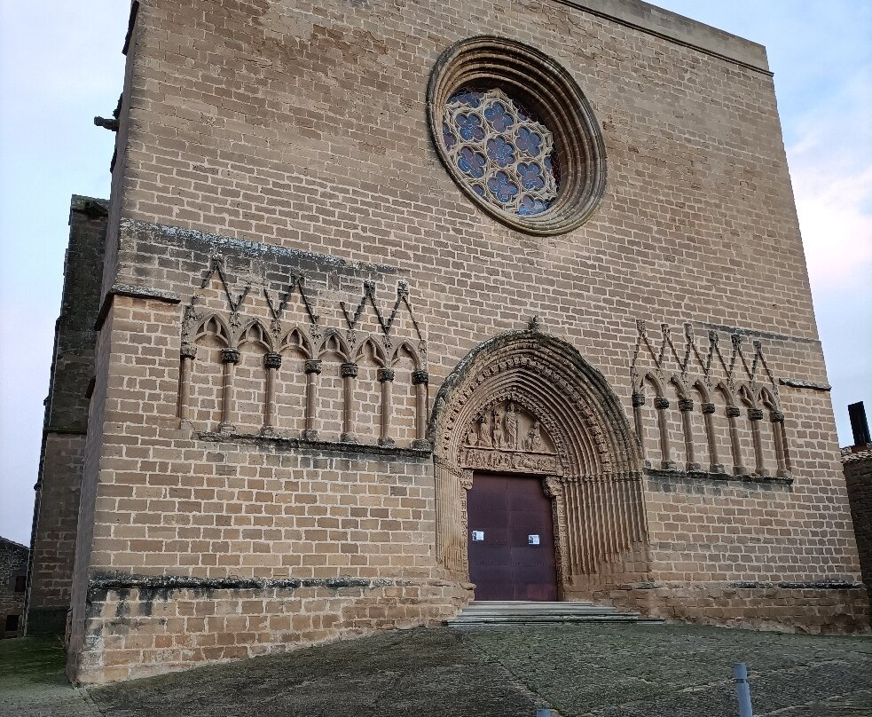 Iglesia-Fortaleza de San Saturnino-Artajona必去景点