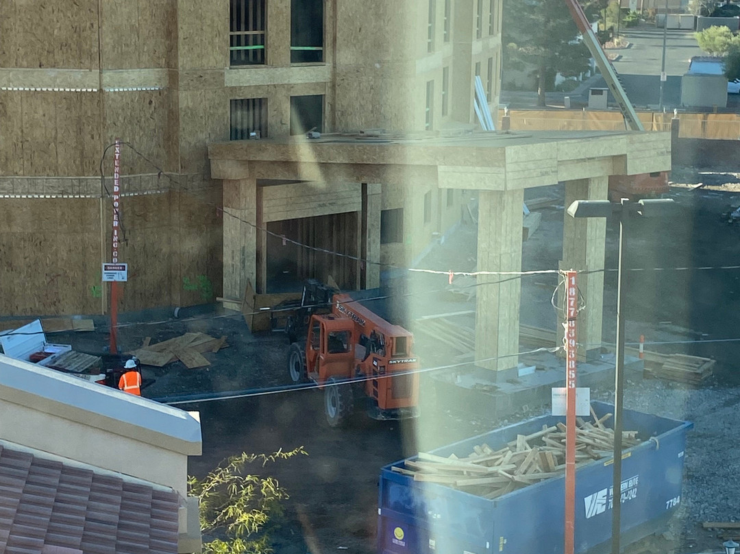 亨德森凯富套房酒店主图