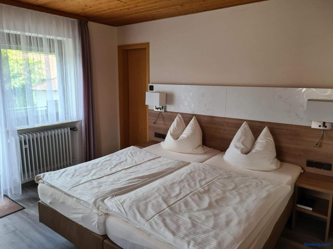 Feuchtwangen酒店住宿-Gaststätte-Pension - Zum Grünen Wald