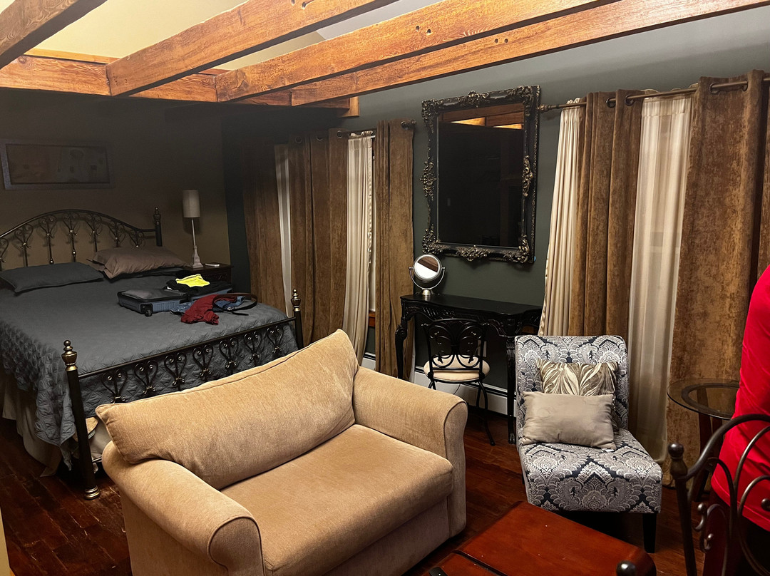 The Village Inn主图