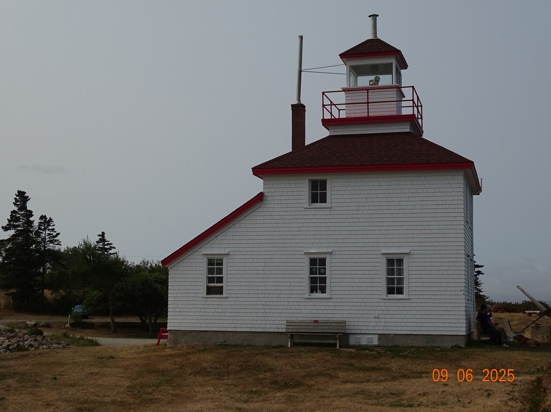 Gilbert's Cove Lighthouse-Gilberts Cove必去景点