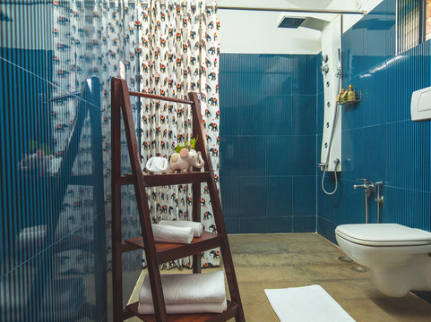 Tuskers Hill by Poppys Anaikatti主图