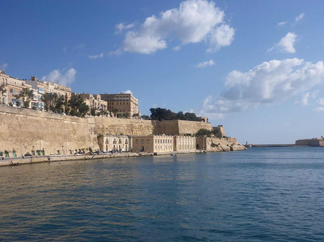 Valletta Ferry Services-斯利马必去景点