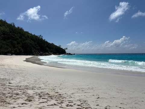 乔吉特沙滩-普拉兰岛必去景点