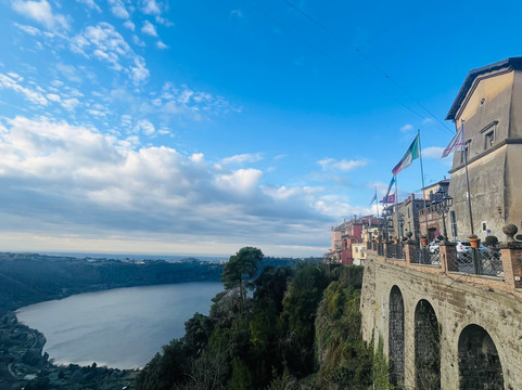 Piazza Umberto I in Nemi-Nemi必去景点
