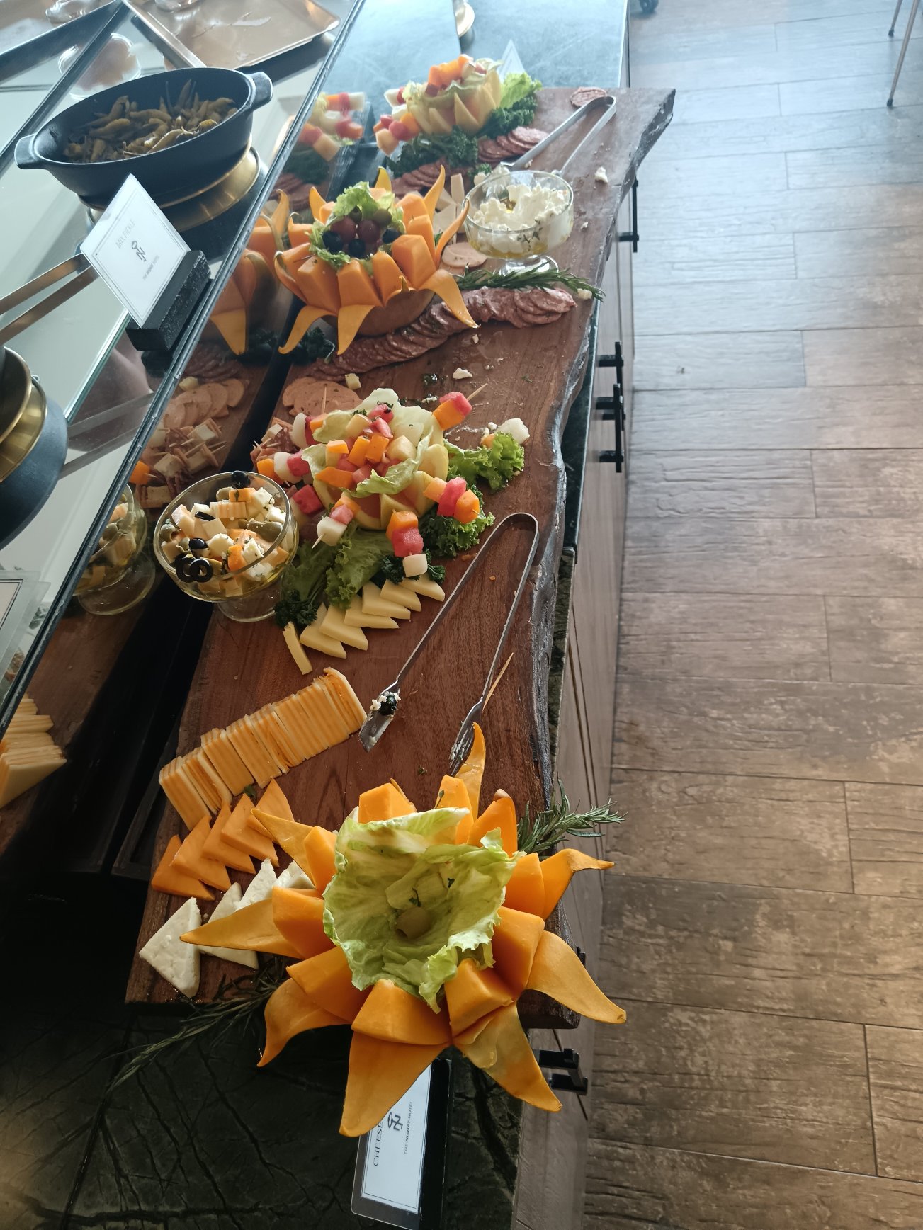 尼莎乔哈尔镇酒店-旅行者