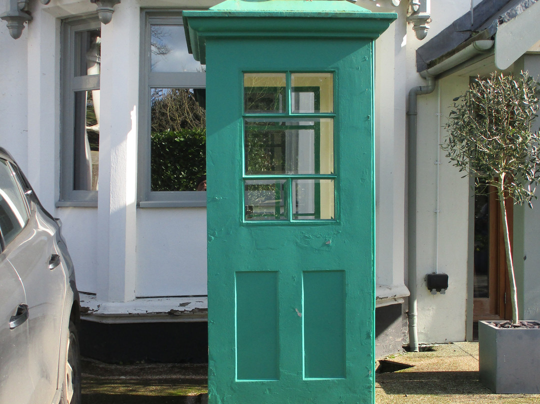 K1 Telephone Kiosk Beside Entrance to Boulters Inn-Maidenhead必去景点