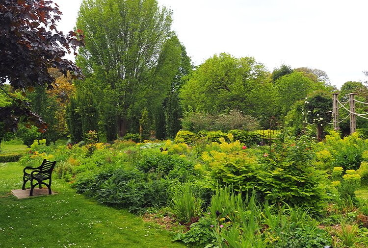 Bishop's Palace Gardens-奇切斯特必去景点