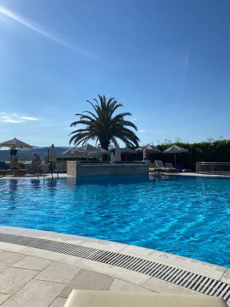 Three Brothers Pool Bar-Restaurant-Hotel-旅行者